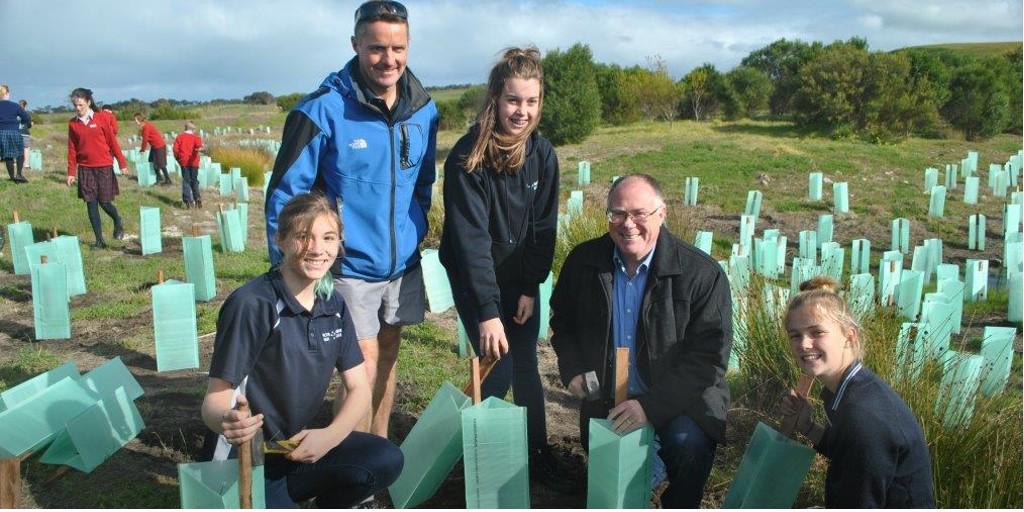 envirosanews's tweet photo. Minister Hunter & students at #CurrencyCreek celebrating #CLLMM #revegetation project http://t.co/xc7DKkpvtl http://t.co/GstwQhNMxC
