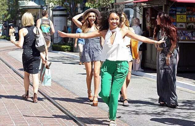 finelineftdt's tweet photo. the paps were trying to get at PERRIE because of the breakup so jade held her hand and Leighanne distracted them I'm http://t.co/qOAIyjI4Pu