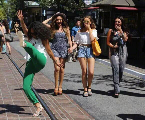 finelineftdt's tweet photo. the paps were trying to get at PERRIE because of the breakup so jade held her hand and Leighanne distracted them I'm http://t.co/qOAIyjI4Pu