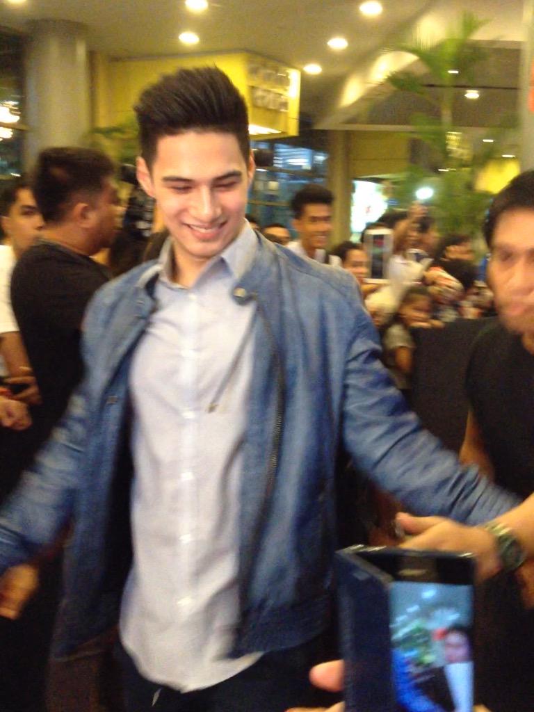 ghuadz's tweet photo. When you're this close... #Starstruck
#OTWOLFanScreening
#OTWOL5TulogNaLang http://t.co/QY8dk02OoP