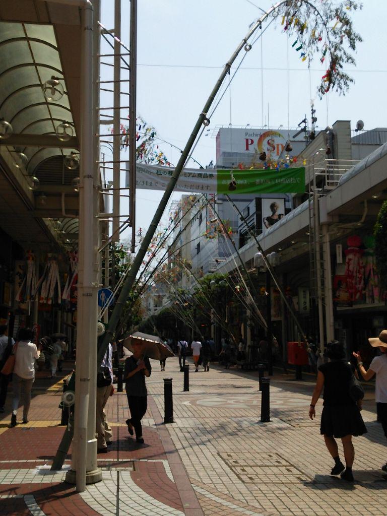 kappo_sendai's tweet photo. 8月5日は仙台七夕前夜祭！七夕の準備が着々と進められています。夜は花火大会もあり、浴衣姿の方もいますね。そんな中、Kappo最新号が発売です！ 特集はランチですよー。 http://t.co/0N2s6B4vOX