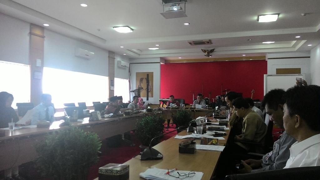 BankIndonesiaJB's tweet photo. Rapat Pembahasan Renc. Pelantikan Pengurus &amp; Prog Krj Pusat Kajian Eko &amp; Keu Syariah Prov. Jambi di KPwBl Prov. Jambi http://t.co/bIgEZzTmVb