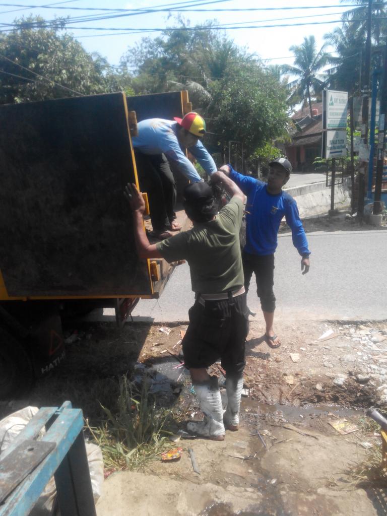 satgas_SDA's tweet photo. Satgas banjir regu tapos sedang membersihkan kali cimpaeun http://t.co/1JsrcUExsw