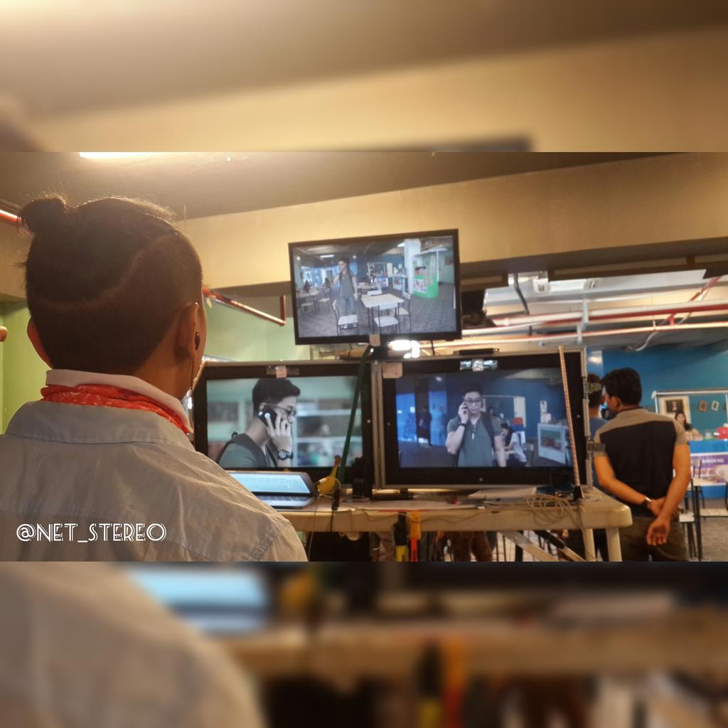 NET_Stereo_'s tweet photo. Karena belum bisa online periscope, mimin kasih gantinya foto shooting aja ya. Vigo on set. 😆 http://t.co/ggJF5wrPNx