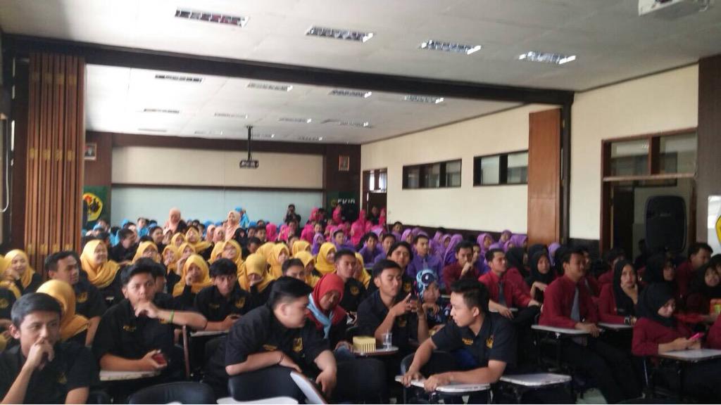 bemunpas's tweet photo. Selamat dan sukses atas dilaksanakanya pelantikan dan serah terima jabatan BEM, DPM dan HMPS dilingkungan FKIP Unpas http://t.co/WmLyFz18AL