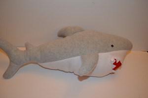 stuffed shark craftandneedle.com/2015/08/04/stu…