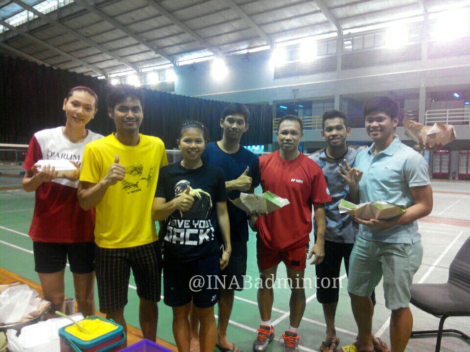 RT <a href="/INABadminton/">BADMINTON INDONESIA</a>: Tim ganda campuran siang ini ada acara syukuran ulang tahun Alfian Eko.