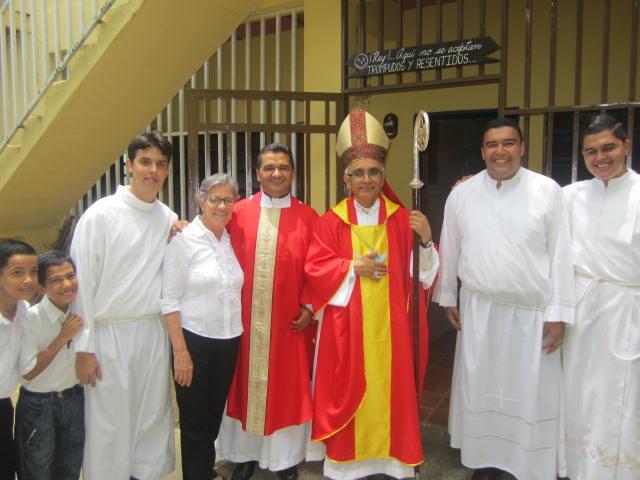 ParroquiaSSCC's tweet photo. Confirmaciones de la Mano de Nuestro pastor obispo de los teques, Monseñor Fredy Fuenmayor. Domingo 2 de Agosto http://t.co/OUuAKjGUys