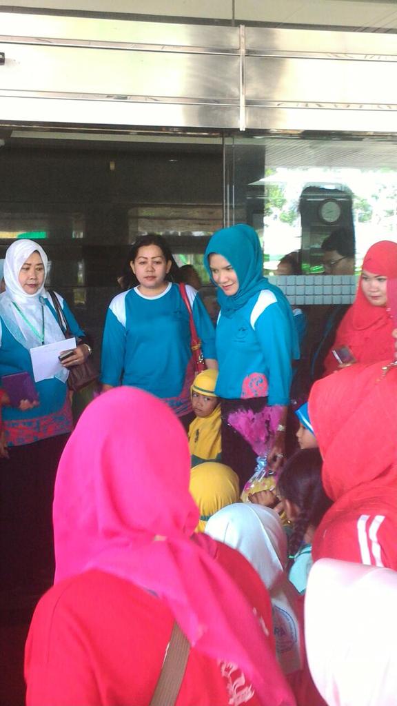 jakaditya2727's tweet photo. Kegiatan dayang donna faroek hari ni bersama ank anak di hari ank nasional http://t.co/c1Vfxw3shT