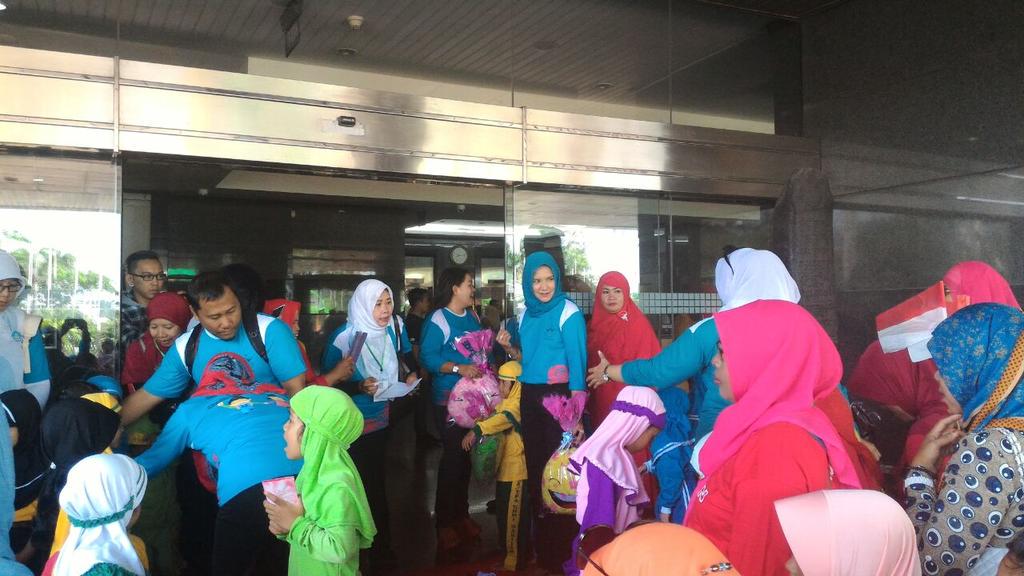 jakaditya2727's tweet photo. Kegiatan dayang donna faroek hari ni bersama ank anak di hari ank nasional http://t.co/c1Vfxw3shT