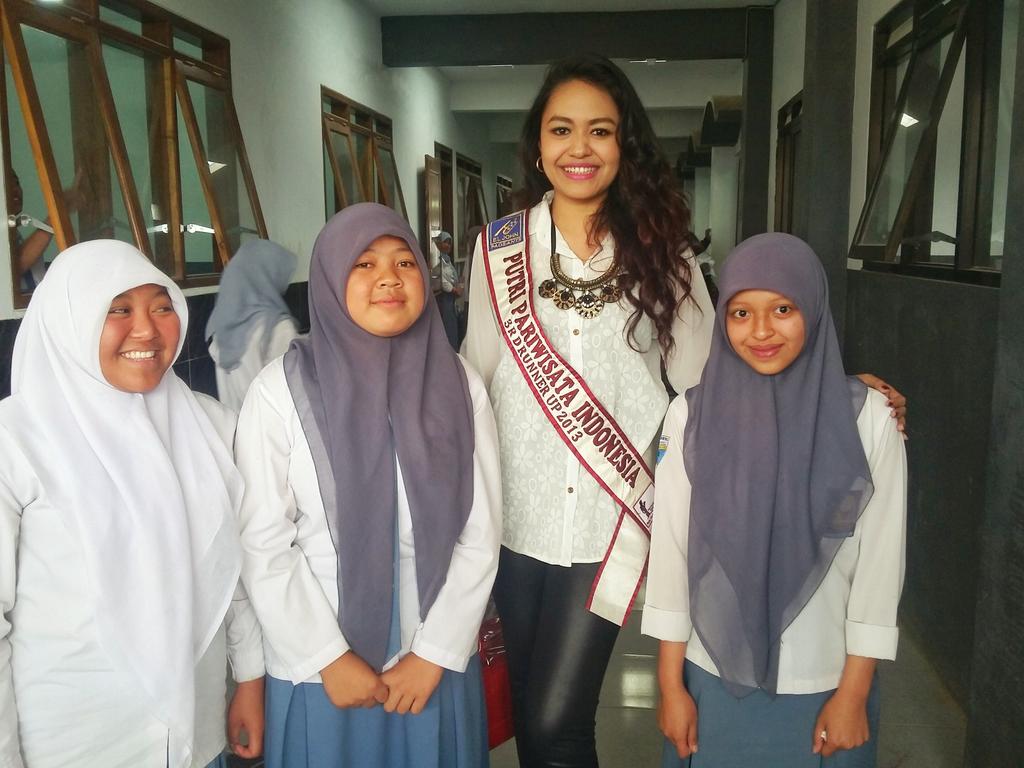 118Kkn's tweet photo. Keseruan Putri Pariwisata Indonesia 2013 bersama siswa2 SMAI Pujon. @UMMstory64 @UMMcampus http://t.co/mZ4JRDdZop
