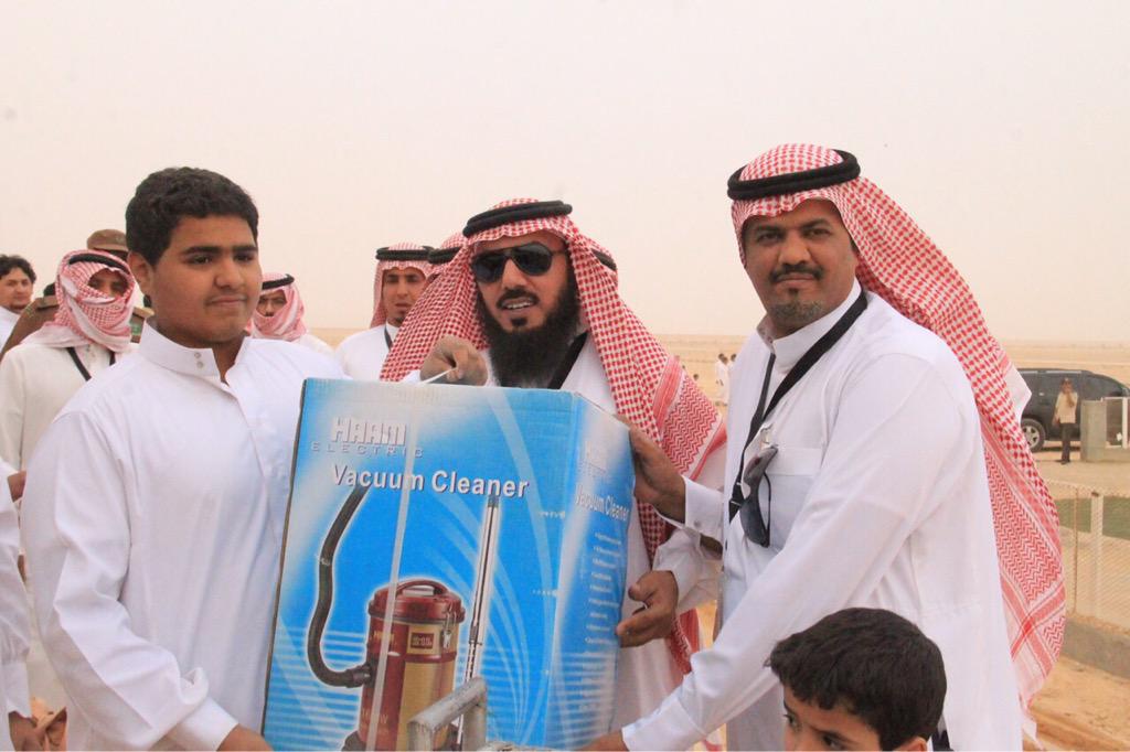 furguryat's tweet photo. العديد من الجوائز القيمة للحضور سلمها مدير الميدان د. عطاالله العبار ورئيس لجنة السباق والتحكيم الأستاذ فيصل الخميس http://t.co/umiTGobYA4