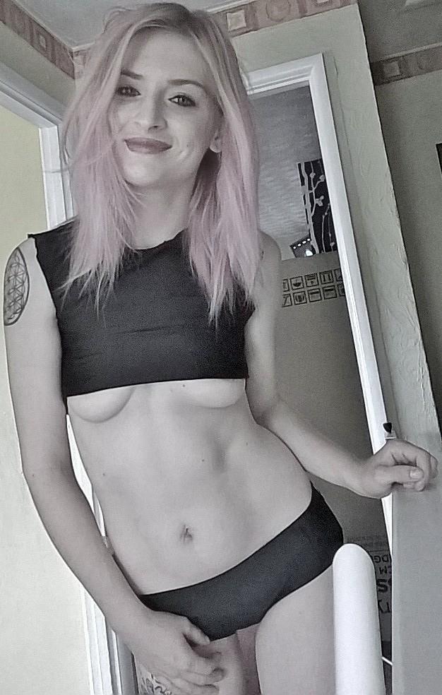 LotusJill's tweet photo. WackyWednesday @DailyBabePosts @TwittasHottest @Zootwitties @Sexy_inkedgirls #zootwitties #Hot. #underboob http://t.co/8lHZ5R1Abj