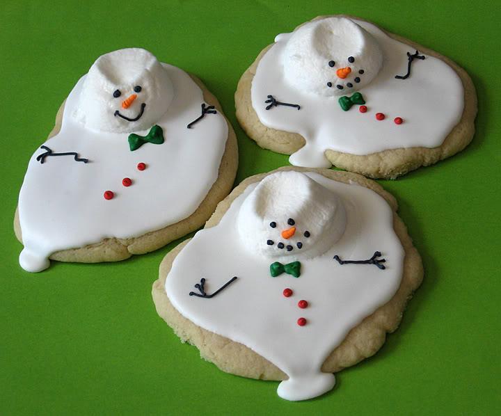 SpoonzoApp's tweet photo. Use marshmallows to simulate a melting snowman on a cookie. #FoodDressing #FoodiesFirst http://t.co/eWLvF5J71B