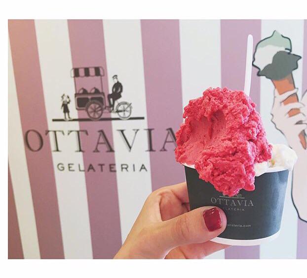 Un buen helado de <a href="/ottaviabcn/">OttaviaBcnGelateria</a> para combatir el #caloret ! Frambuesa y #chocolate blanco 😍. #felizmiercoles