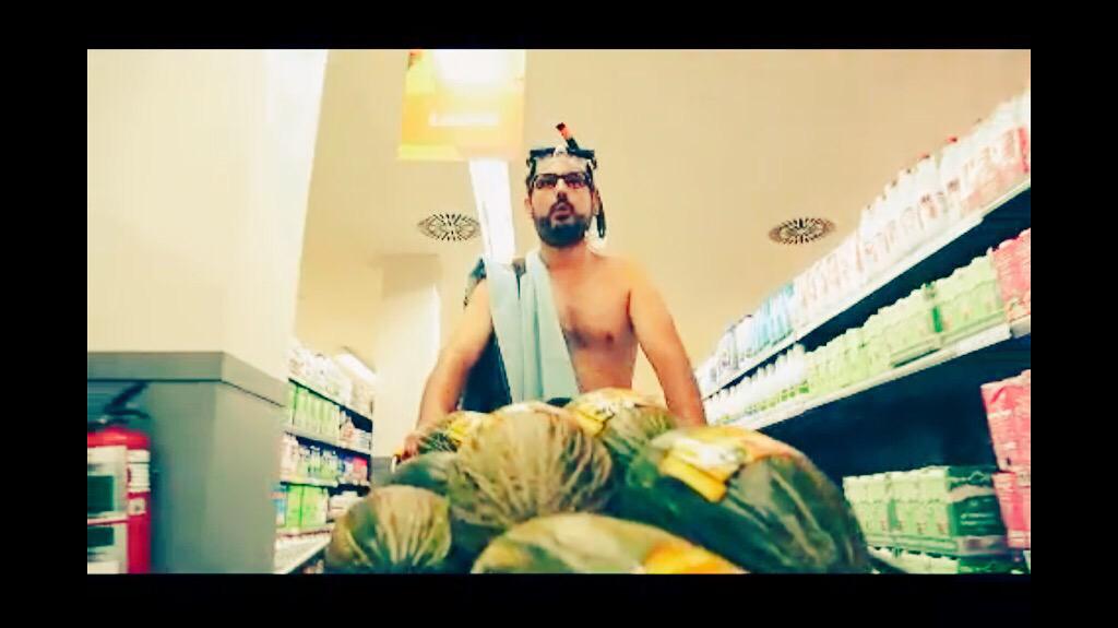 EugeniAlemany's tweet photo. Entre tots els qui mireu i feu RT a este vídeo sortejarem el seu pes en melons! 
http://t.co/ddZW0R0Py5
🏊🏼🍉🍉🍉🏆 http://t.co/eZeT9p0esR
