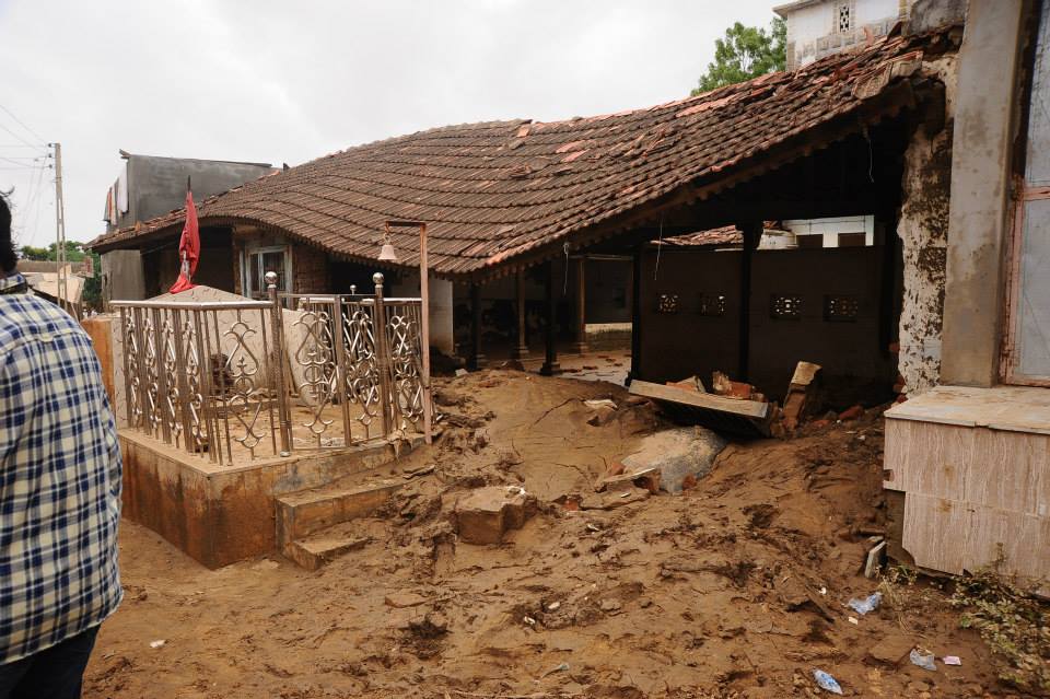 aditi_joshii's tweet image. ऐसी हालत है गुजरात के गावो में बाढ़ के कारण!मोदीजी समय मिले तो कम से कम इनका दुःख दूर करने के लिए ट्वीट क्र दीजियेगा!