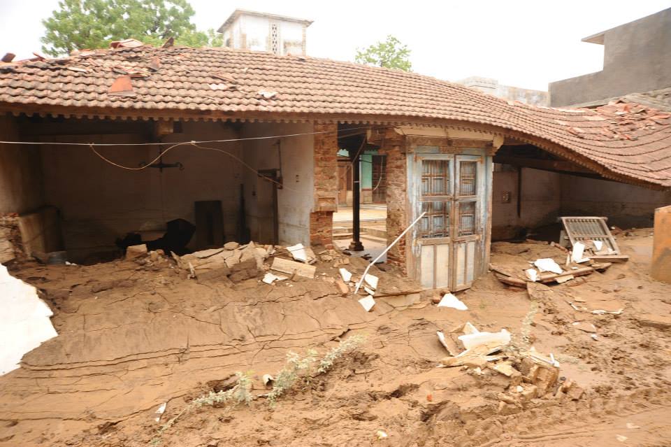 aditi_joshii's tweet image. ऐसी हालत है गुजरात के गावो में बाढ़ के कारण!मोदीजी समय मिले तो कम से कम इनका दुःख दूर करने के लिए ट्वीट क्र दीजियेगा!