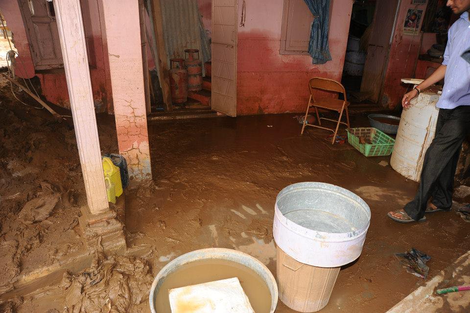 aditi_joshii's tweet image. ऐसी हालत है गुजरात के गावो में बाढ़ के कारण!मोदीजी समय मिले तो कम से कम इनका दुःख दूर करने के लिए ट्वीट क्र दीजियेगा!