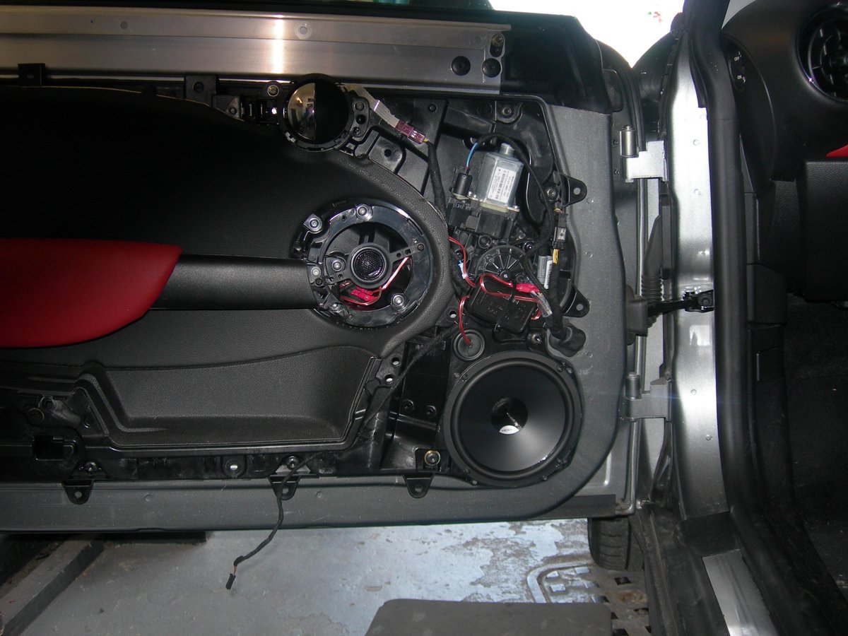 Cambscaraudio's tweet photo. #HertzAudioVideo dieci components fitted to #minicooper .Soiunds as good as they look #FOURMastersCambridge http://t.co/2WD5mSD1lk