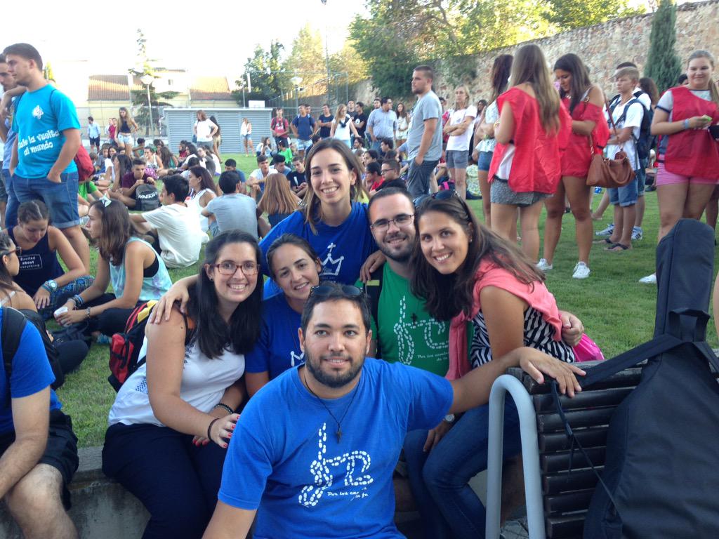 victoria_joven's tweet photo. Miembros de la Comunidad parroquial Santa María de la Victoria tb se encuentran  peregrinación hacia Avila #EEJ2015 http://t.co/OVgzb7L4P6