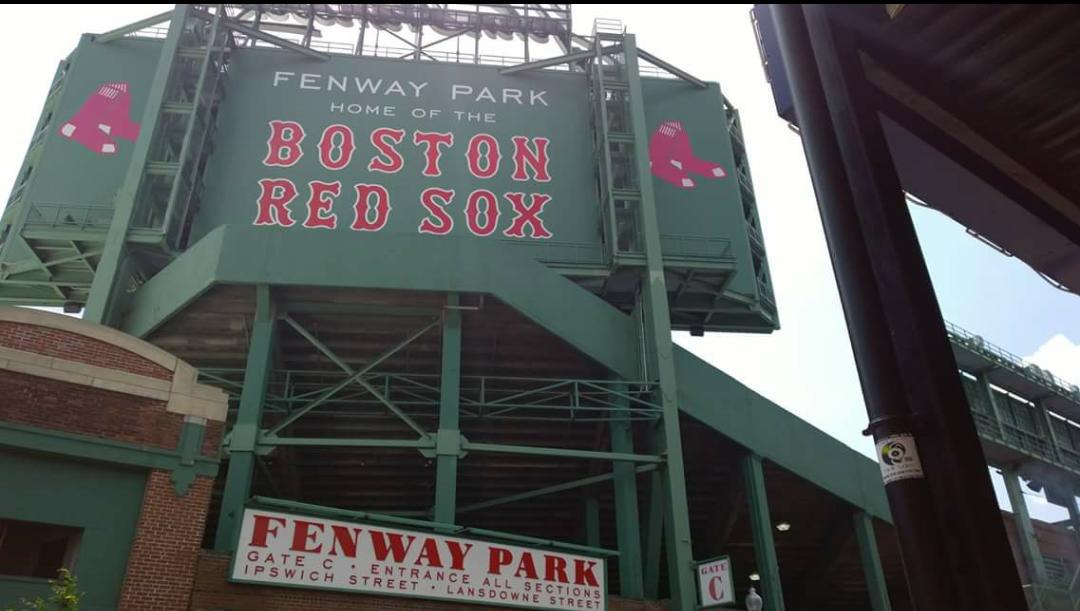TeamYKI's tweet photo. Made sure they knew abt #Earwax in #Boston!
#YKAllday #JosephJunior #RedSox
#Musicheads #FenwayPark #Youtube http://t.co/WBasnDkVC4