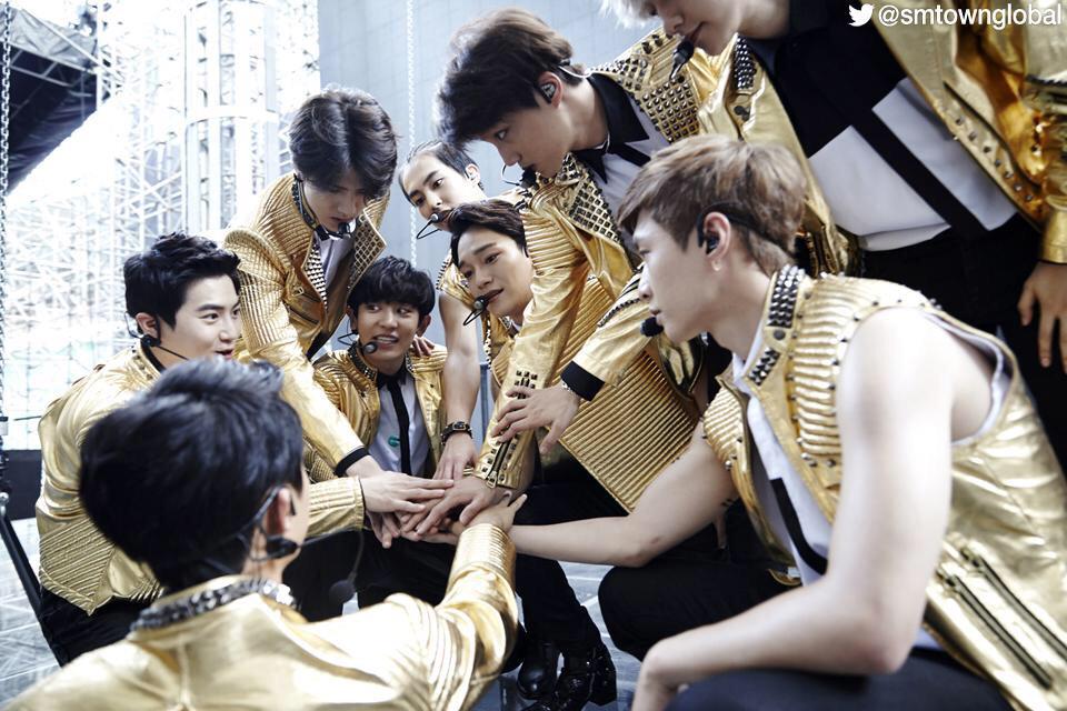 cjbyuns's tweet photo. @WearEXO_L HappyBirthday to us EXO-L ❤️ we are one!SARANGHAJA🎂🎉✨ #OT12 #EXOL1stAnniversary #LOVE_EXO_FOREVER #EXOLDAY http://t.co/pJTnDJdiRL