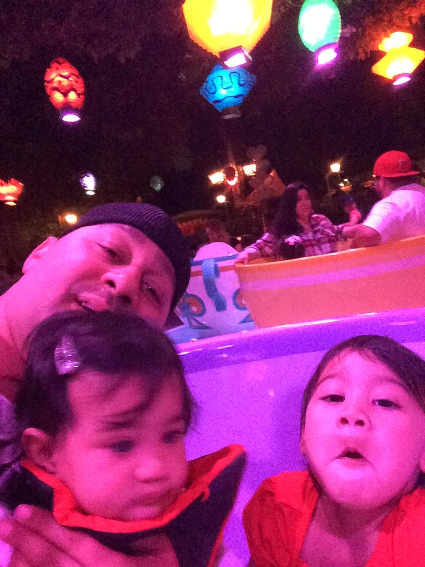SioneThompson's tweet photo. Tea cups. Always a Disney classic. #sevati and #sanaia #daddysgirls http://t.co/nXJELdTybg