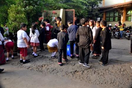 sdbpiyes2's tweet photo. Rebo #Nyunda #GPS 
@ridwankamil,@aheryawan,@disdik_bandung,@GPSbdg,@BDGcleanaction ,@se_bdg,@bplh_kotabdg,@pietdoank http://t.co/6uj8J5s9QP