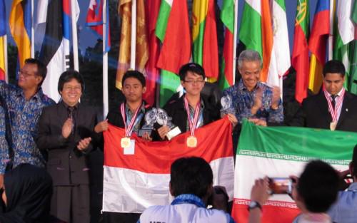 edupostID's tweet photo. Indonesia Raih Peringkat Ketiga Dunia di IOAA 2015 http://t.co/lxHHAN8dm8