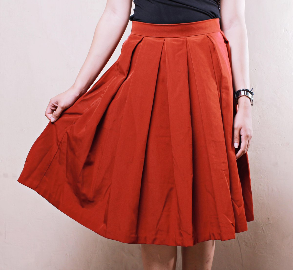 Elementary Skirt

Length : 58 cm - Waist : 35 cm                 

PRICE : 160K