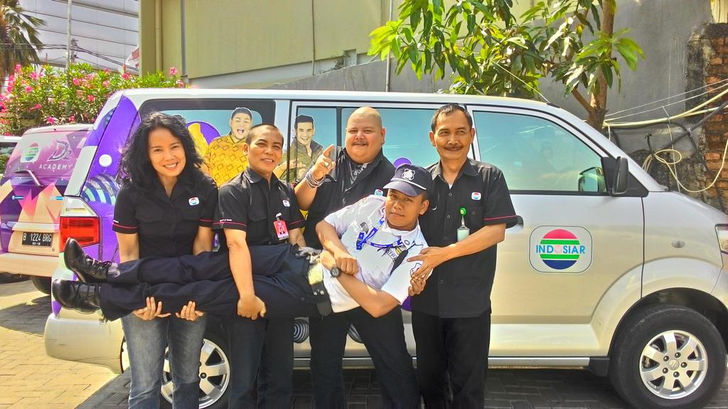 Susysaragih's tweet photo. #KreatiFitri #IndosiarTim @IndosiarID ki-ka talent, transportasi, promo, security! http://t.co/BtvFZkzKOo