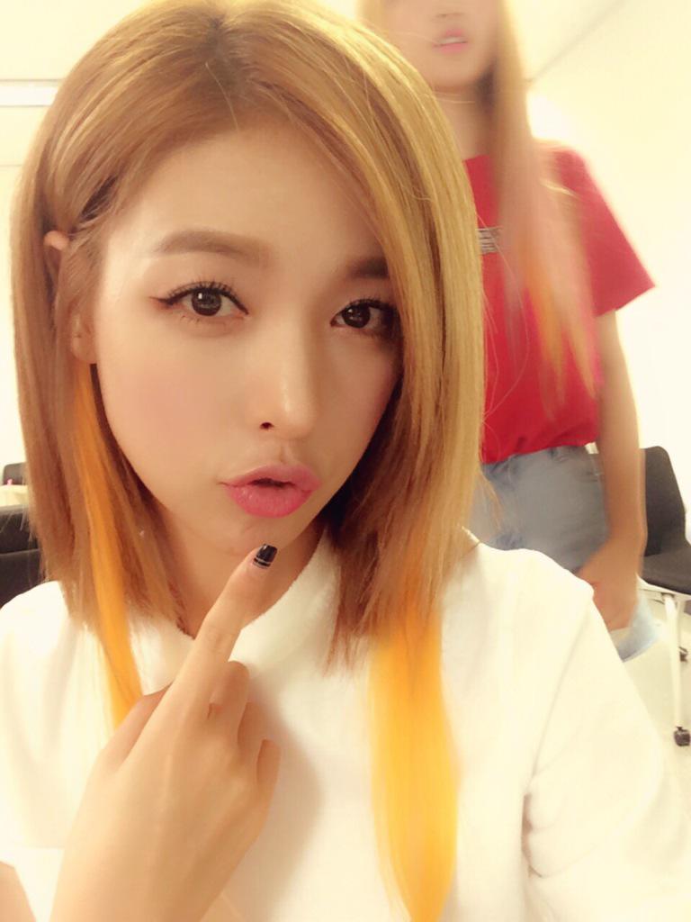 chHELLOVENUS's tweet photo. 맞아요 저도 아이들의 색깔머리가 가끔 해보고 싶었답니다 #앨리스 #헬로비너스 #난예술이야 http://t.co/0LuCua19CM