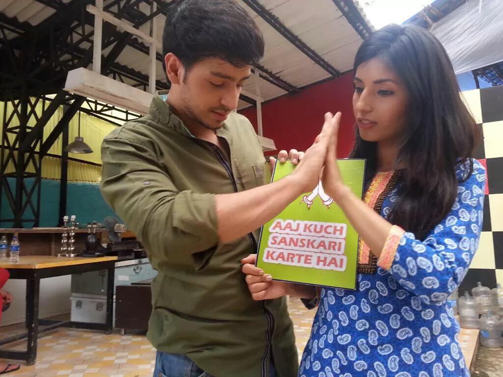 Don't forget to watch #ParSh on SBS today on ABP news at 2:30 PM 😃
#AajKuchSanskaariKarteHain 😉