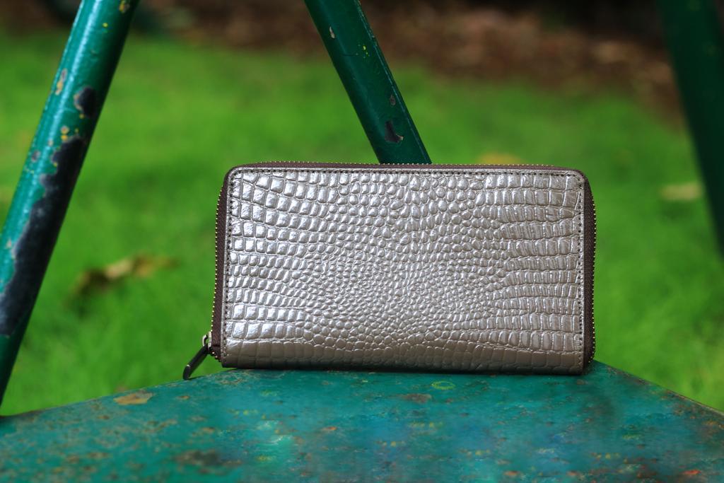 StudioPinwheel's tweet photo. If your #RakshaBandhan gift hunt has begun, here's a little help. A wallet that can double up as a party clutch. http://t.co/9RD2lxuEmi