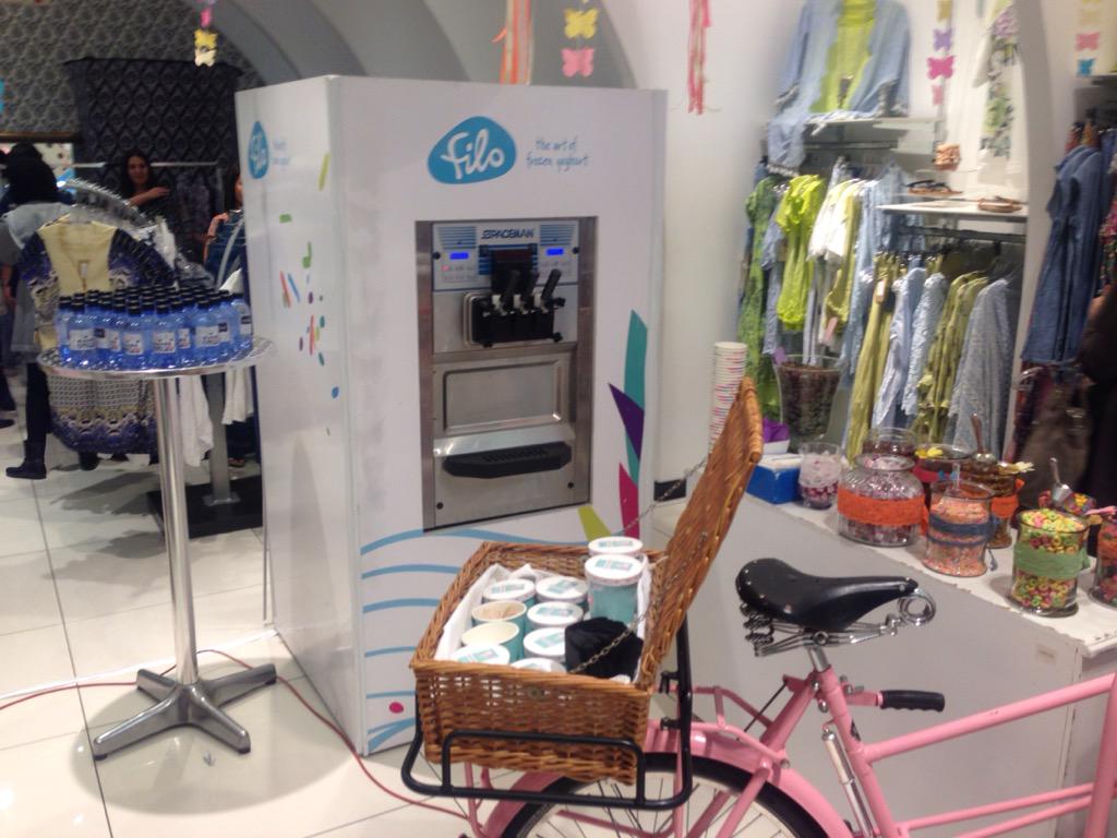 FiloYoghurt's tweet photo. people in Hyde Park come in Nicci for Filo #musteatfilo @NicciBoutiques @HPCHydePark #niccisummer15 #fashion http://t.co/MXfLPgupC1