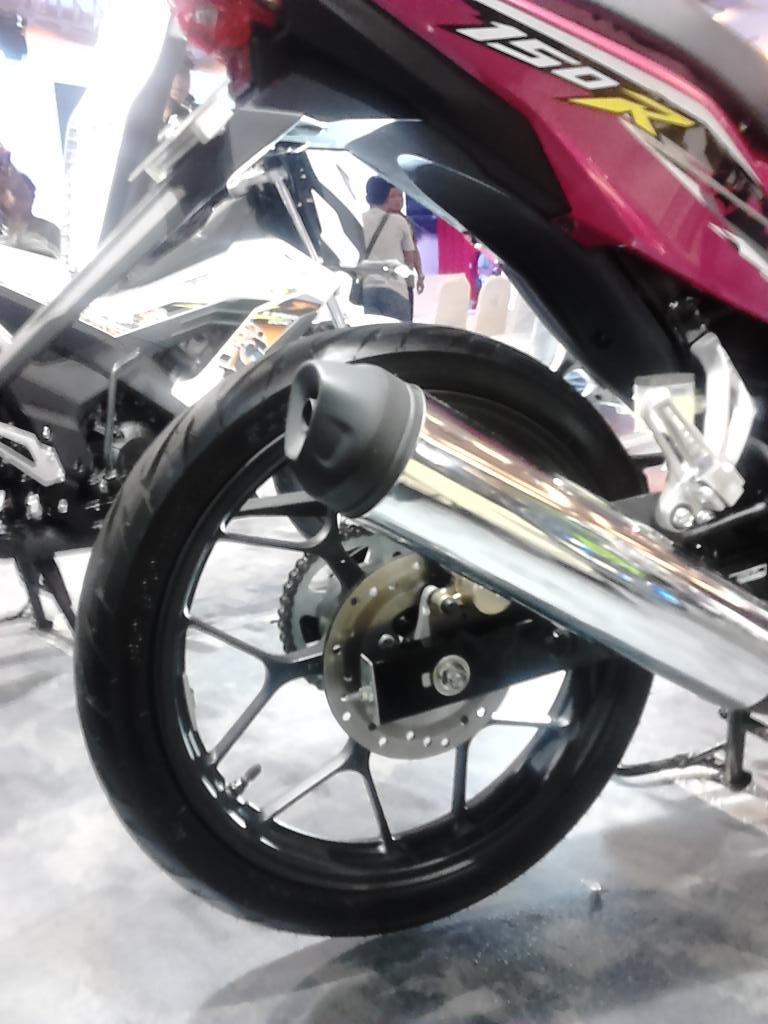 welovehonda's tweet photo. New Sonic 150R juga dilengkapi dengan desain velg terbaru + ban tubeless. #GenerasiJuara http://t.co/JoHMNCRcId