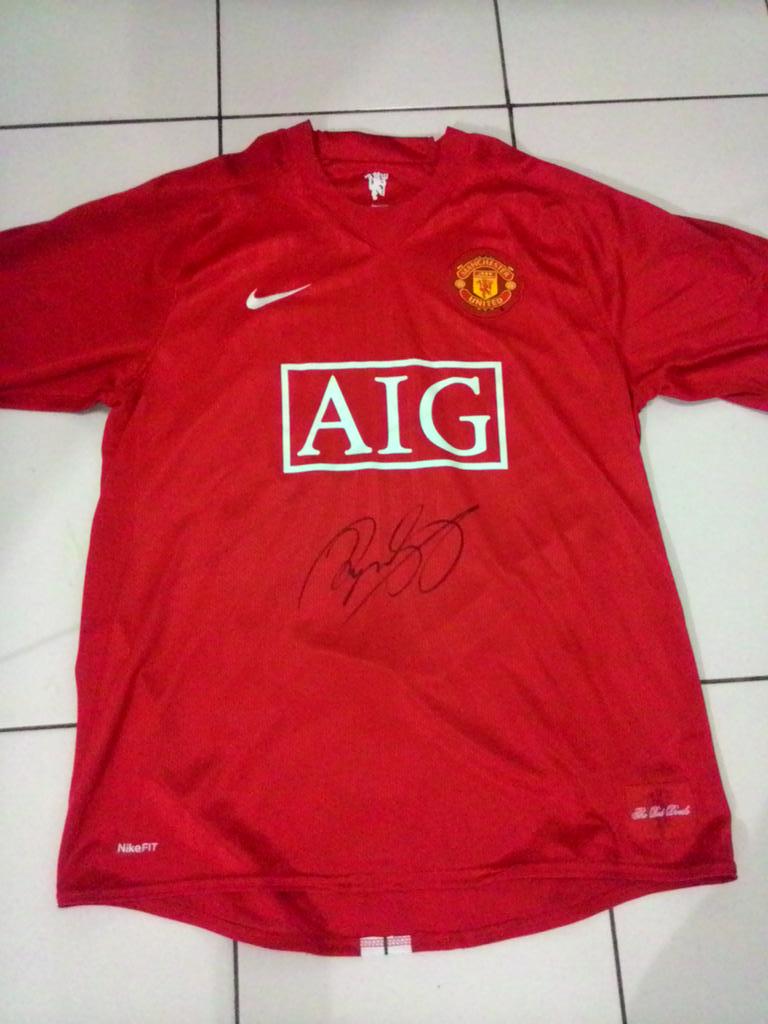 Cirulsays's tweet photo. Bantu Jual! Jersey MU Ttd Ryan Giggs plus Sertifikat. #jersey4sale http://t.co/Fdm0xF8cjq