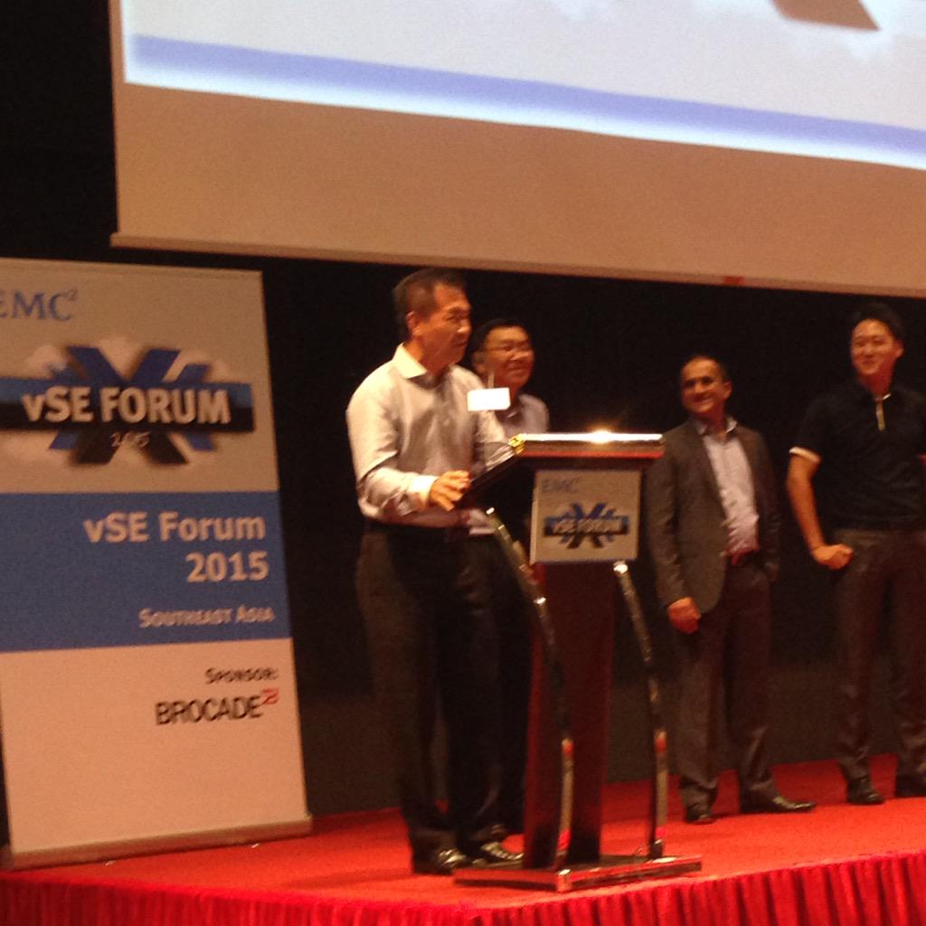 Gordo_164's tweet photo. Closing great first day of #emc #vseforum in #singapore thnks @Brocade @pkg99 @yungarwing @ctheisinger @EMCpartners http://t.co/giU1bcGWiV