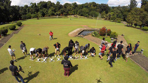 hariankompas's tweet photo. Izin Pesawat Nirawak Paling Lambat 14 Hari Sebelum Beroperasi http://t.co/VvuaXZN8Rd http://t.co/K9HuU7Gq85