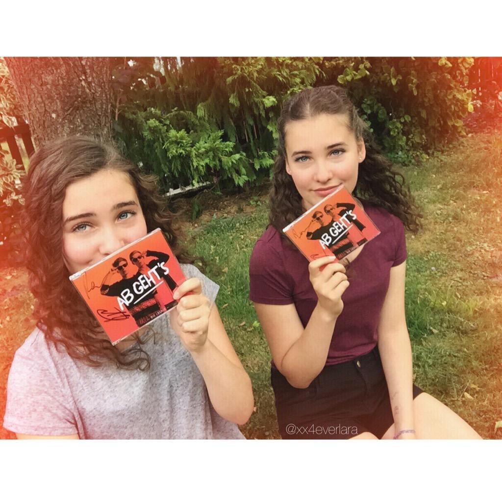 wimmerlara's tweet photo. Kleines Zwillingstreffen mit @dielochis wäre echt nice 😊😄 #meetdielochis #AbGehtsSingle  @LochisHeiko http://t.co/hR1lC5KEd0