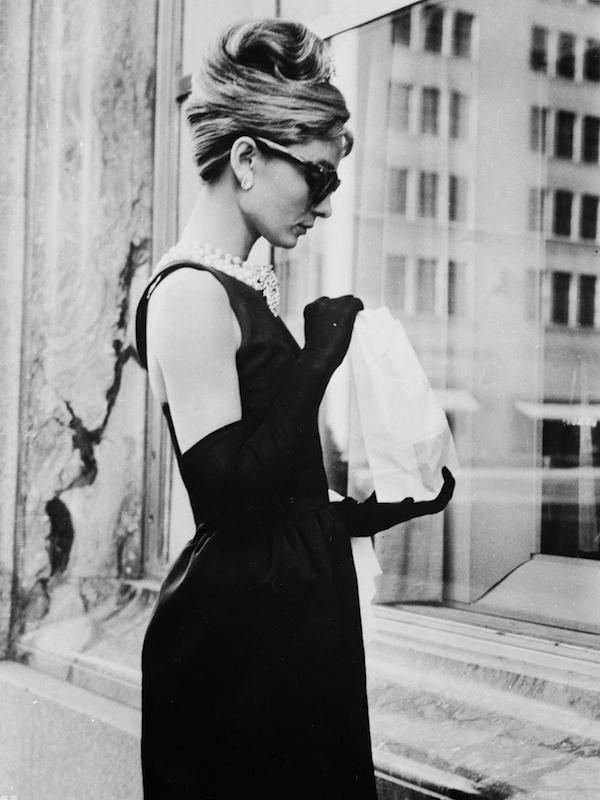 ilpost's tweet photo. I dieci vestiti più memorabili della storia del cinema, a partire da questo: http://t.co/ogBdXtXgw9 http://t.co/nGWmSK4NFv