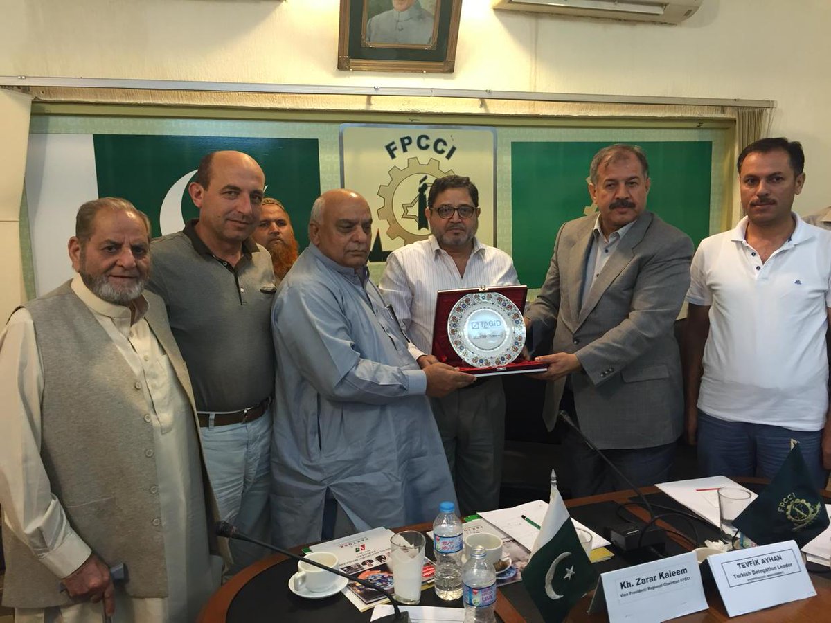 Lahor federal ticaret odası başkanı Sayın Zarar Kleam beye plaket verirken