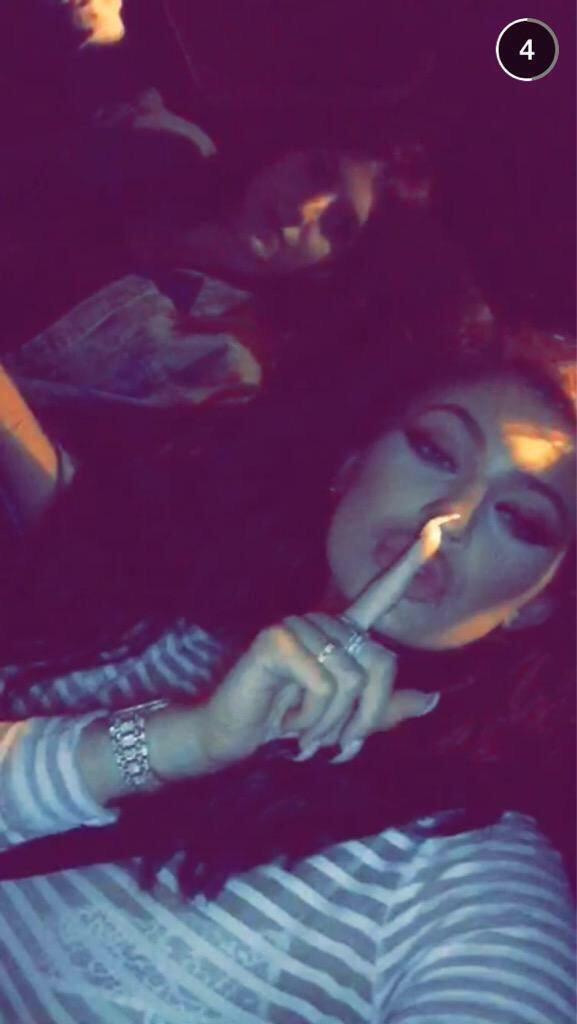 Jprz1321's tweet photo. Why does it look like Kylie's chillin with the old Kylie? 😂😂 http://t.co/0pOvjNeIIf