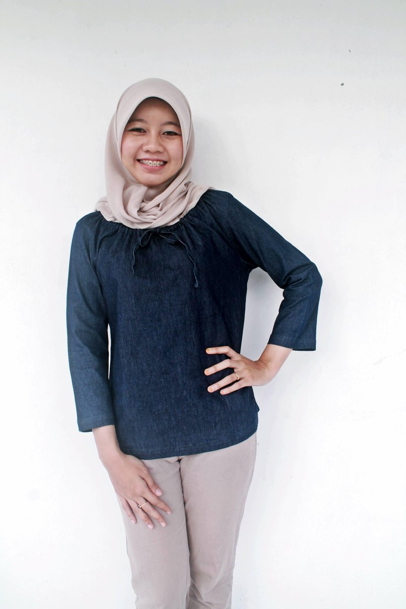 Half Jeans Blouse

Bust : 48 cm - Sleeve : 46 cm - Length : 58 cm - Shoulder : 40 cm 

PRICE : 130K