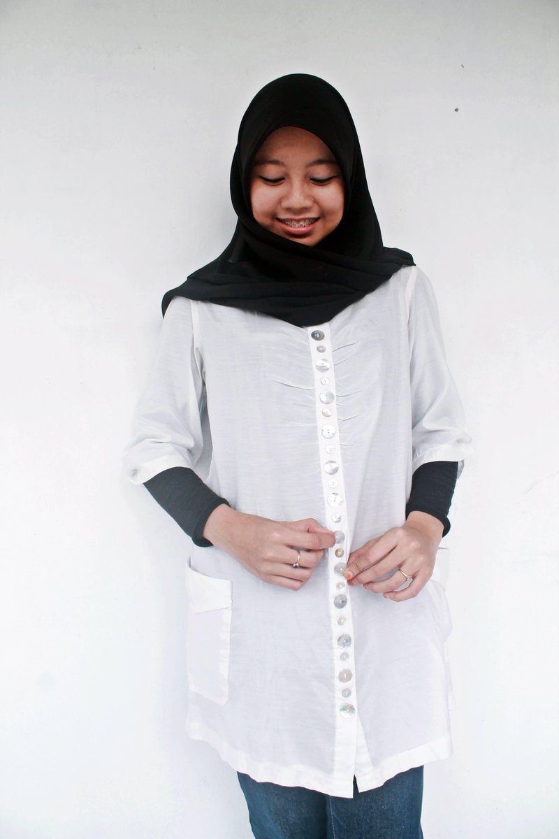 Bling Circle White (no inner)

Bust : 42 cm - Sleeve : 42 cm - Length : 72 cm - Shoulder : 40 cm 

PRICE : 140K