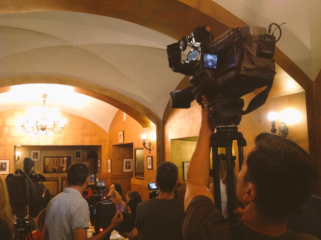 Preses brokastis ar īstām siera maizēm un tik daudz mediju, ka operatori divos stāvos. #sezonassakums