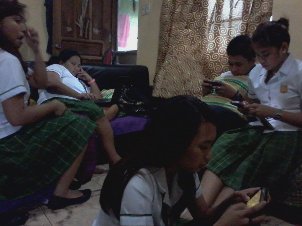 KynaaaB's tweet photo. Home atm hehe :) @destinejaguar @plnglpz @mabbun_carina @AriolaMarL14 #ysah http://t.co/EzLQ54PEsB