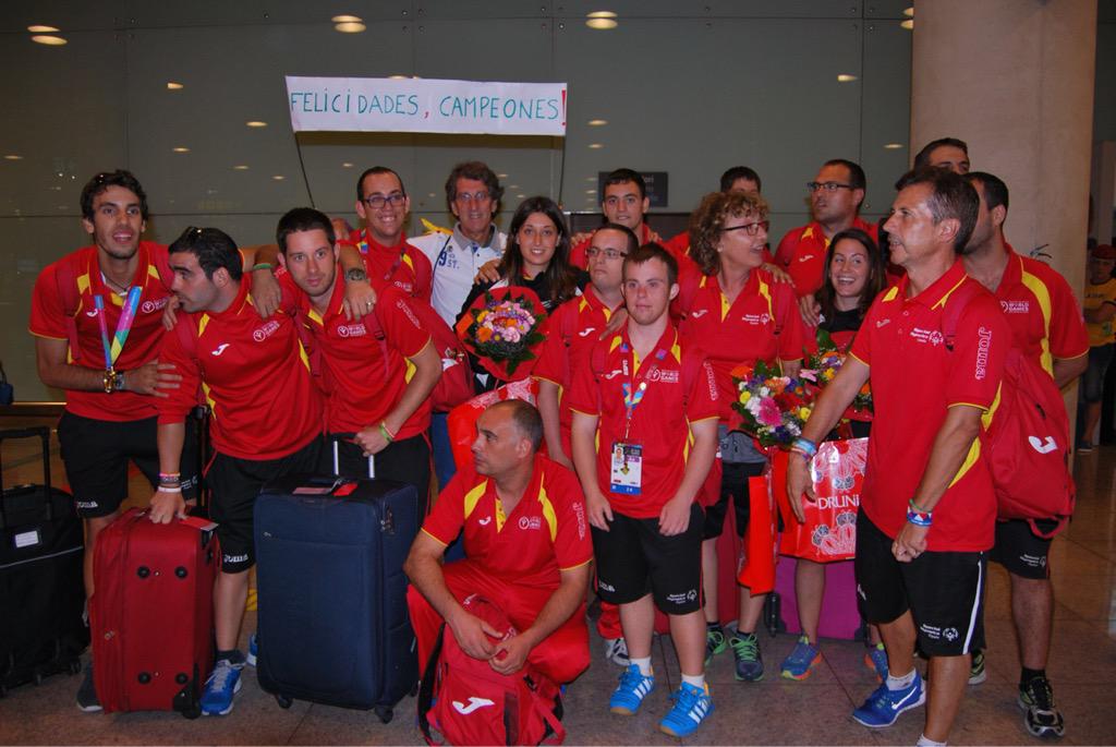 SOCatalunya's tweet photo. Benvinguts a casa! Amb la maleta plena d'emocions i una experiència única !Sou els millors! @LA2015 @SpecialOlympics http://t.co/1yWcuvA4iU