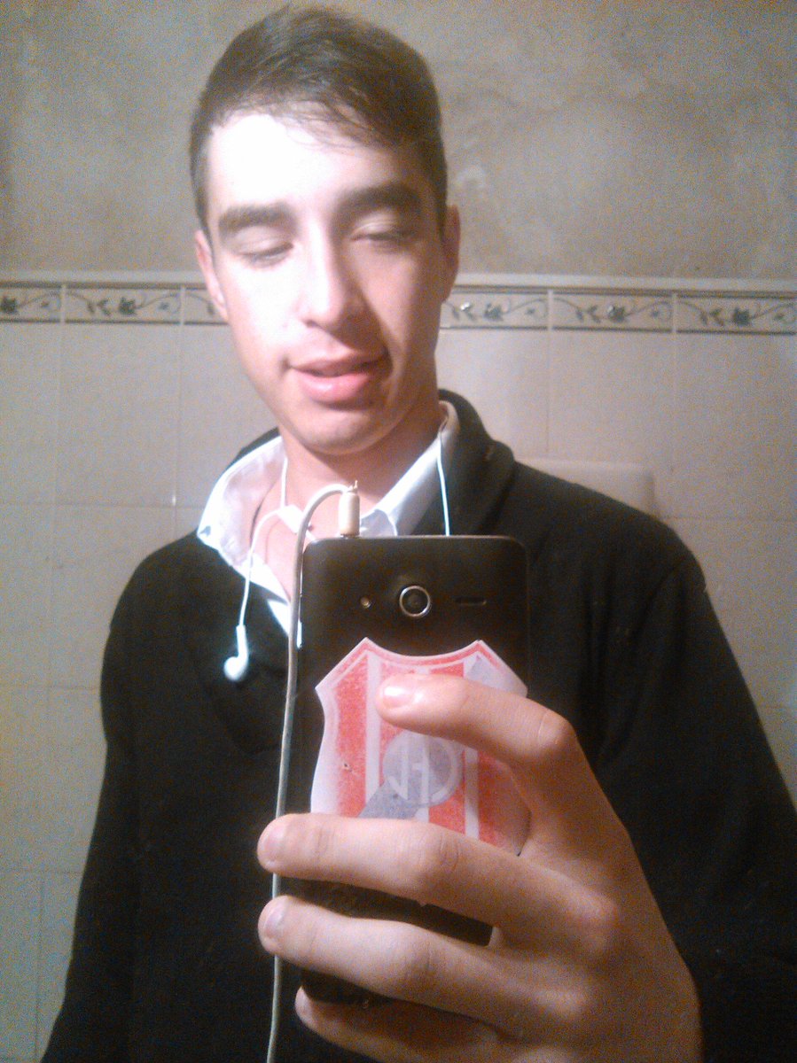 MaateoCostaa's tweet photo. Recien levantado #vpee 😂 http://t.co/jxUxDajsa9